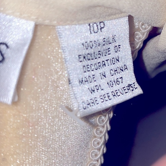 Bloomingdale’s ivory 💯 silk crepe blouse with lace front and cuffs. Size 10P. - Picture 7 of 7